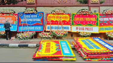 Karangan bunga di Mabes Polri dukungan proses kasus Sambo. F : TVONENEWS