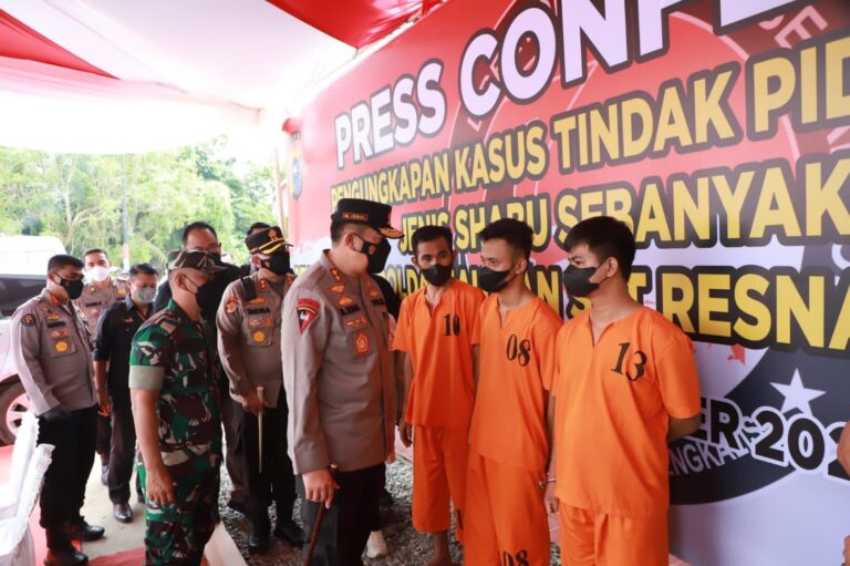 Kapolda Riau M Iqbal mengekspose tersangka kasus 40 Kg sabu. F : HMSPOL