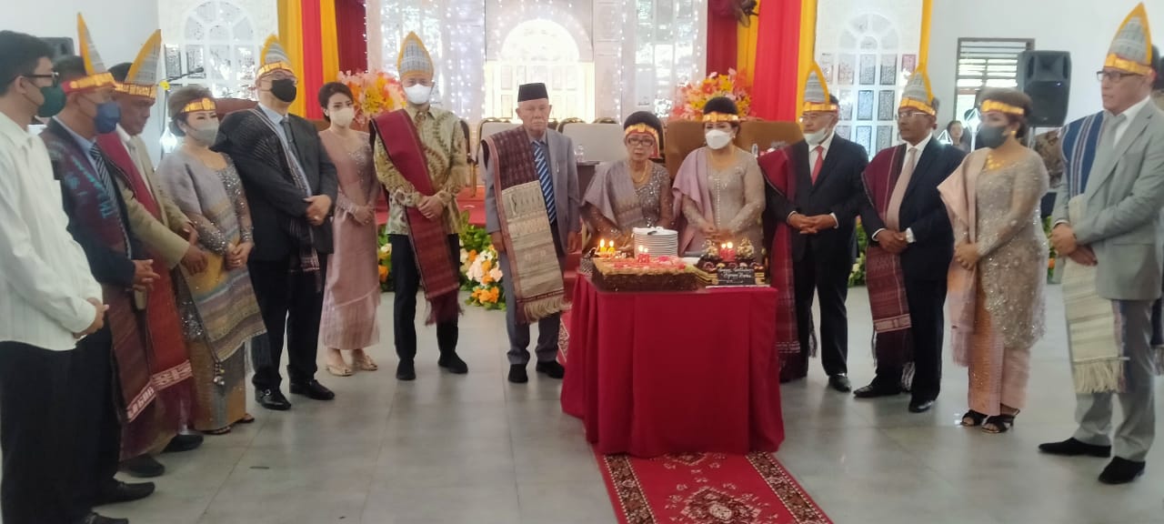 Meriah! Pesta Ulang Tahun ke-83 Isteri Owner Labersa Group di Toba