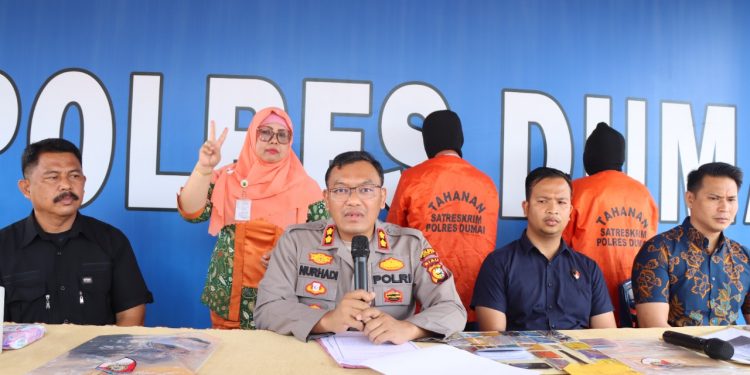 Kapolres Dumai AKBP Nurhadi Ismanto memaparkan modus sindikat kartu ATM tertelan. F : HMSPOL