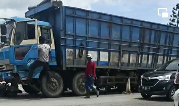 Truk penabrak puluhan kendaraan di traffic light Bundaran Meriam Dumai. F : DIRGANUSANTARA.COM