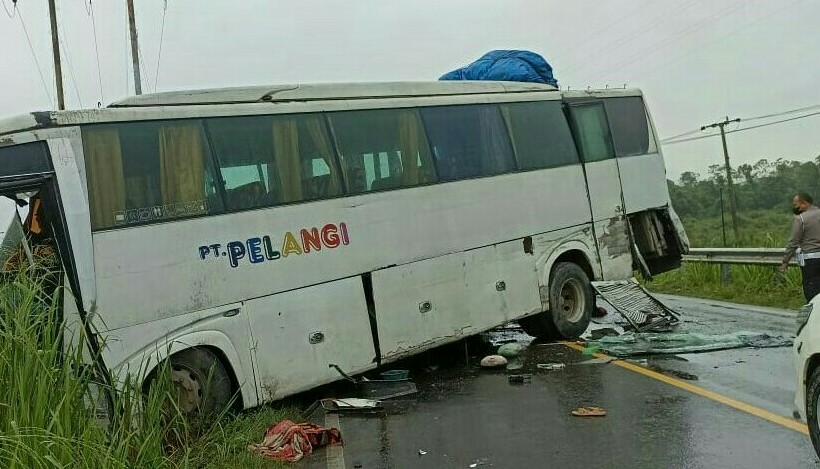 Bus Pelangi tabrak dum truk di Rohil. F : RIAULINK