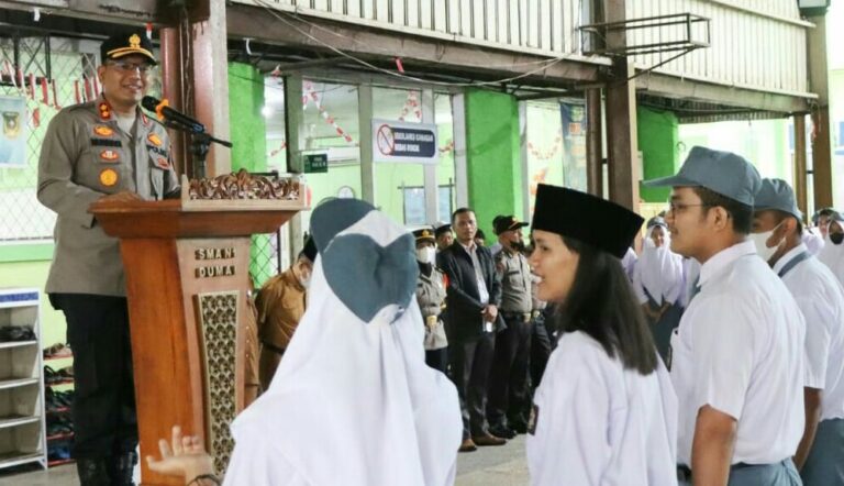 Kapolres Dumai AKBP Nurhadi Ismanto membuka kegiatan Merdeka di SMAN 1 Dumai. F : HMSPOL