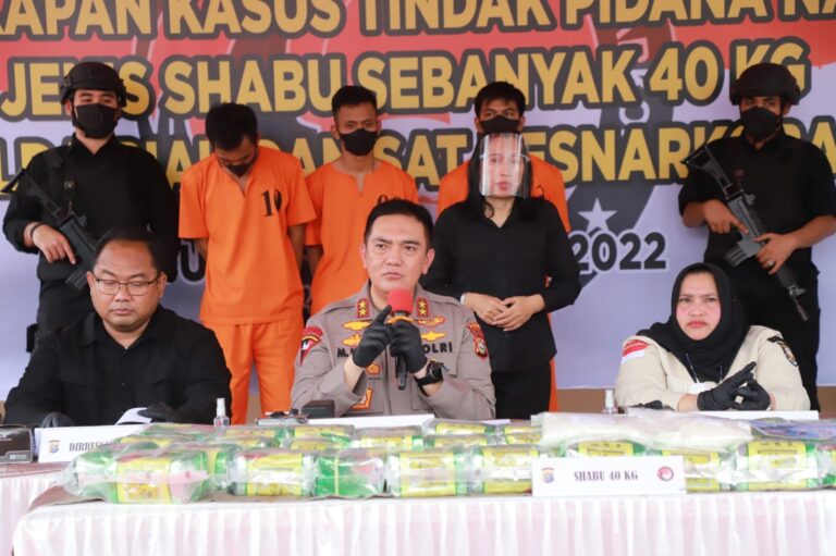 Kapolda Riau Irjenpol M Iqbal pimpin ekspos penangkapan 40 Kg sabu di Mapolsek Mandau. F : DUMAIPOSNEWS