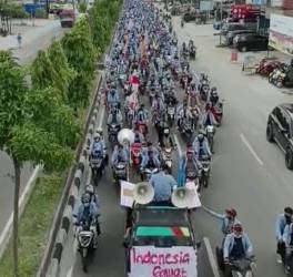 Tangkapan foto mahasiswi Riau demo di gedung DPRD setempat. F : CAKAPLAH