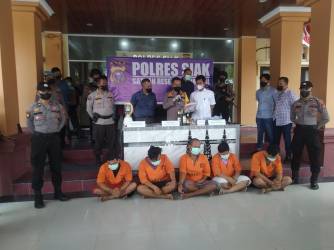 Tersangka dan barang bukti. F :. CAKAPLAH