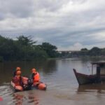 Petugas mencari bocah 3 tahun yang hilang di parit Pekanbaru. F : CAKAPLAH.COM