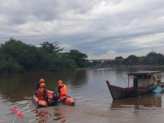 Petugas mencari bocah 3 tahun yang hilang di parit Pekanbaru. F : CAKAPLAH.COM