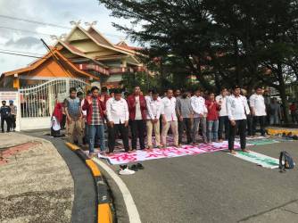 Massa KAMMI Salat Ashar berjamaah di sela-sela unjukrasa tolak kenaikan harga BBM di DPRD Riau. F : CAKAPLAH.COM