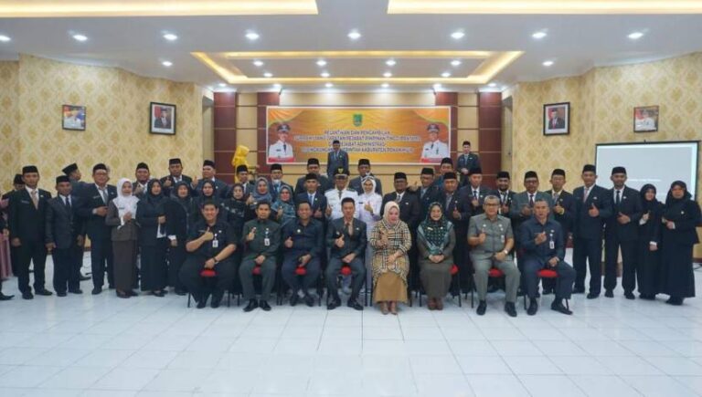 Bupati Rokan Hilir melantik pejabat pimpinan tinggi Pratama dan pejabat administrasi dilingkungan Pemerintah Kabupaten Rohil, Jumat (2/8/2022) malam. F : CAKAPLAH.