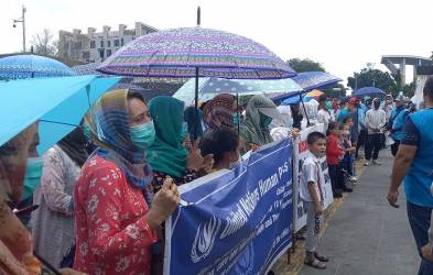 Imigran berunjukrasa rasa di kantor Gubernur Riau. F : CAKAPLAH