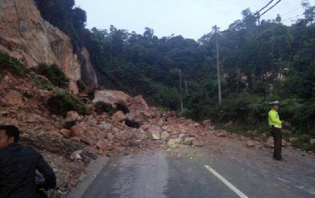 Jalan longsor di Desa Merangin Kampar. F : IST