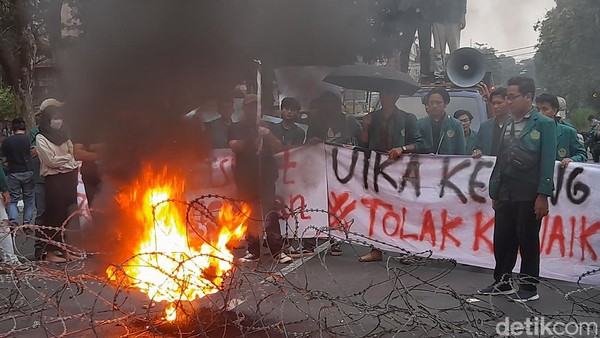 Mahasiswa bakar ban di depan Istana Bogor. F : DETIK.COM