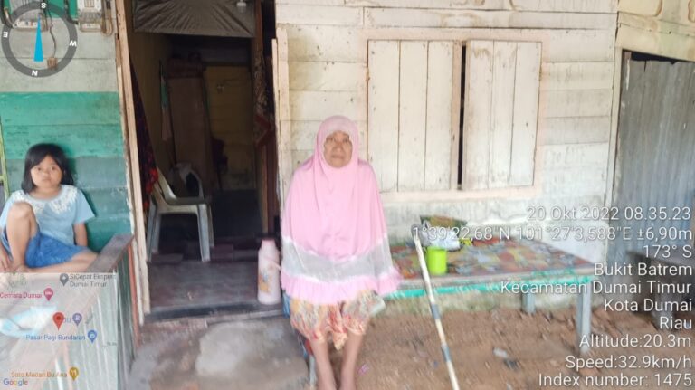 Nenek Sri Kurniati warga Bukitbatrem Dumai tinggal di rumah sederhana. F : AURANUSANTARA.COM