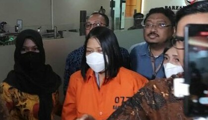 Putri Candrawathi mengenakan baju tahanan. F : detikcom