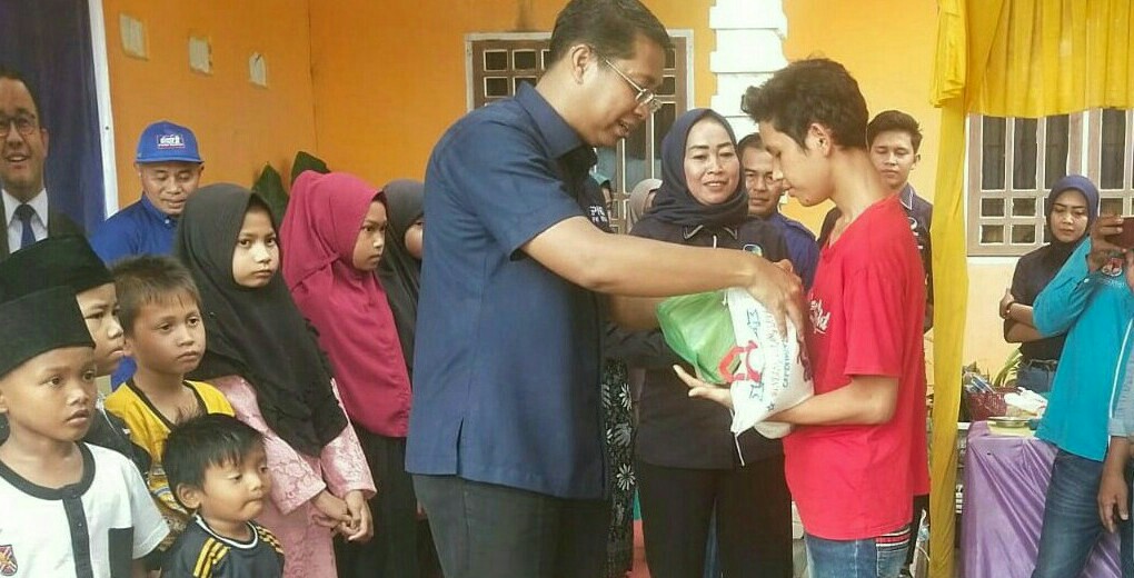 Peduli Sesama, Nasdem Rohil Bagikan Paket Sembako kepada Anak Yatim-Duafa dan Janda
