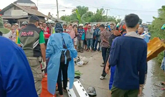 Proses evakuasi kedua korban. F : SOROT DUMAI