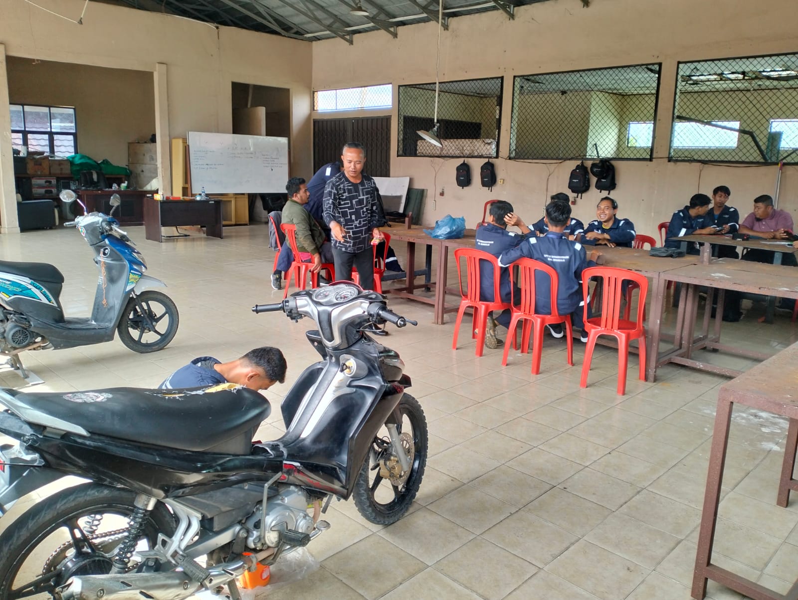 PESERTA TEKNISI MOTOR Unit Kompetensi Disnakertrans Bengkalis Jalani Praktik 