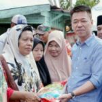 TINJAU KORBAN BANJIR, Bupati dan Wabup Rohil Kompak Bagikan Sembako