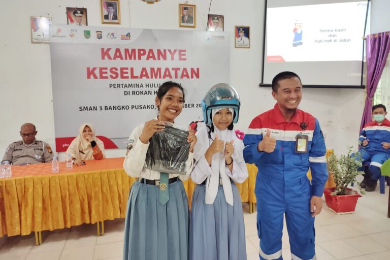 Keterangan Foto: Pelajar SMA Negeri 3 Bangko Pusako tampak bahagia usai mendapatkan helm dan cinderamata dalam kegiatan Kampanye Keselamatan PHR di Kabupaten Rokan Hilir, Kamis (15/12/2022).