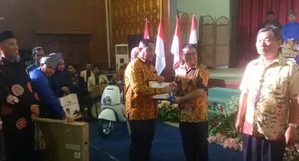 Humas PT SDS Dumai, Kamero Bangun menerima penghargaan sebagai wajib pajak terbaik katagori Pajak Penerangan Jalan. F : DETAK 24.COM