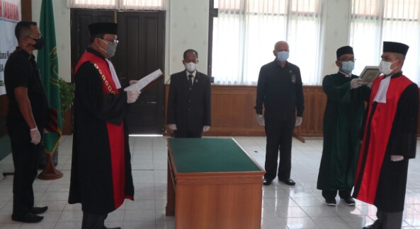 Efendi SH saat dilantik jadi Waka PN Pekanbaru. F : HMS PNPKU