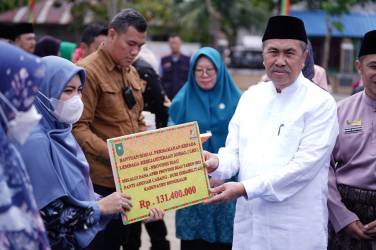 Gubri Syansuar serahkan bansos LKS panti asuhan dan disabilitas di Bengkalis tahun lalu. F : CAKAPLAH.com