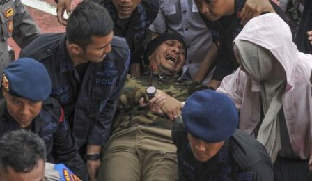 Evakuasi mantan Kapolres Dumai Kombespol Andri Ananta Yudhistira korban kecelakaan heli Kapolda Jambi. F : CNN