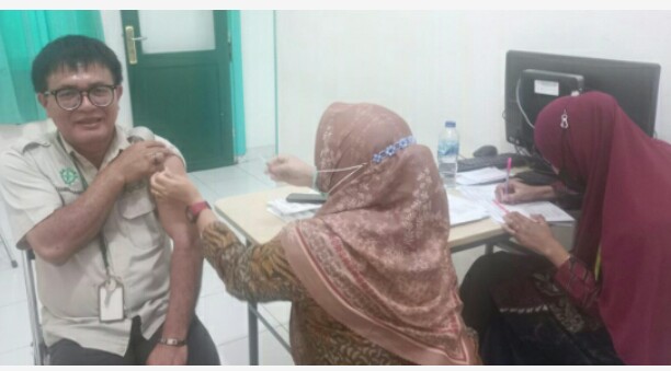 Humas PT SDS Kamero Bangun vaksin booster di Training Center perusahaan tersebut. F : REALUTAONLINE.COM