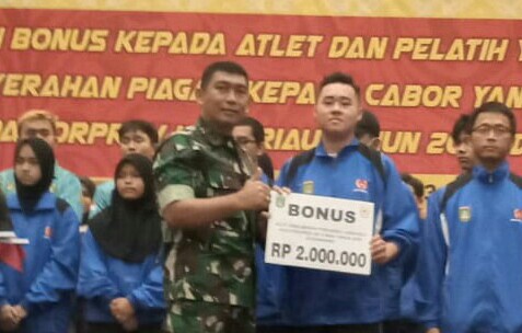 Dandim 0320/Dumai Letkol Hermansyah Tarigan SE menyerahkan bonus kepada atlet Porprov X Riau. F : HMSKODIM