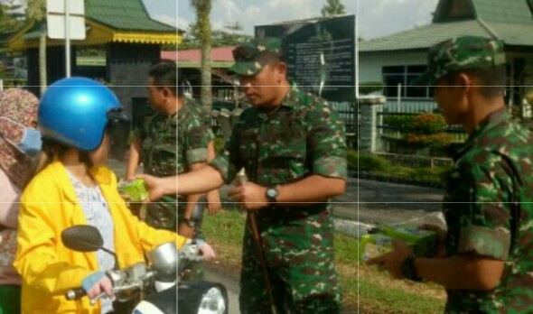 Dandim 0320/Dumai Letkol (Arh) Hermansyah Tarigan membagikan takjil. F : PENDIM DUMAI