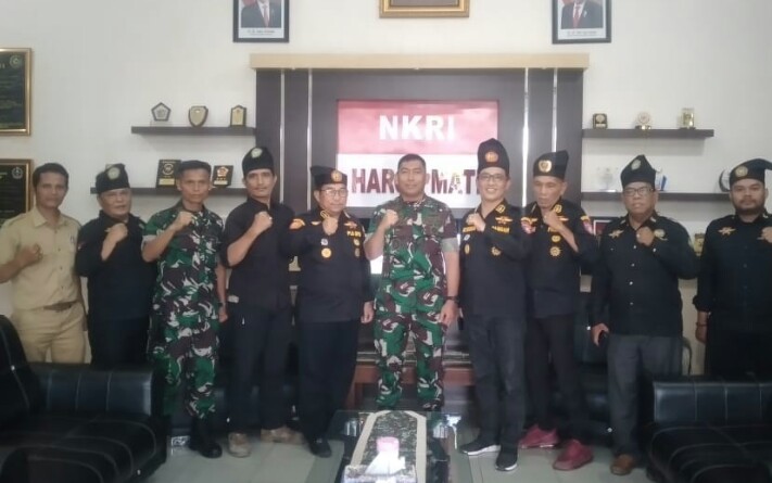 DANDIM 0420/Dumai Letkol (Arh) Hermansyah Tarigan SE, PASI Intelijen Lettu ((Inf) Ediyanto beserta pengurus DPD- LLMB Dumai. F : PENDIM 0320/DMI