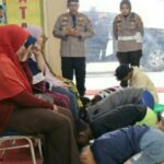 MENDIDIK! Pelajar Tawuran di Dumai Dihukum Mencuci Kaki Emaknya