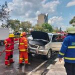 MOBIL Chevrolet Terbakar di Depan Kantor Kejati Riau, Damkar Jinakkan Api