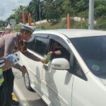 BAGIKAN Permen dan Air Mineral, Cara Unik Kasat Lantas Polres Bengkalis Antisipasi Pengemudi Mengantuk 