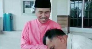 Plt Bupati Meranti H Asmar mencium tangan Gubri H Syamsuar dalam sebuah kegiatan. F : ERATV