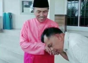 Plt Bupati Meranti H Asmar mencium tangan Gubri H Syamsuar dalam sebuah kegiatan. F : ERATV