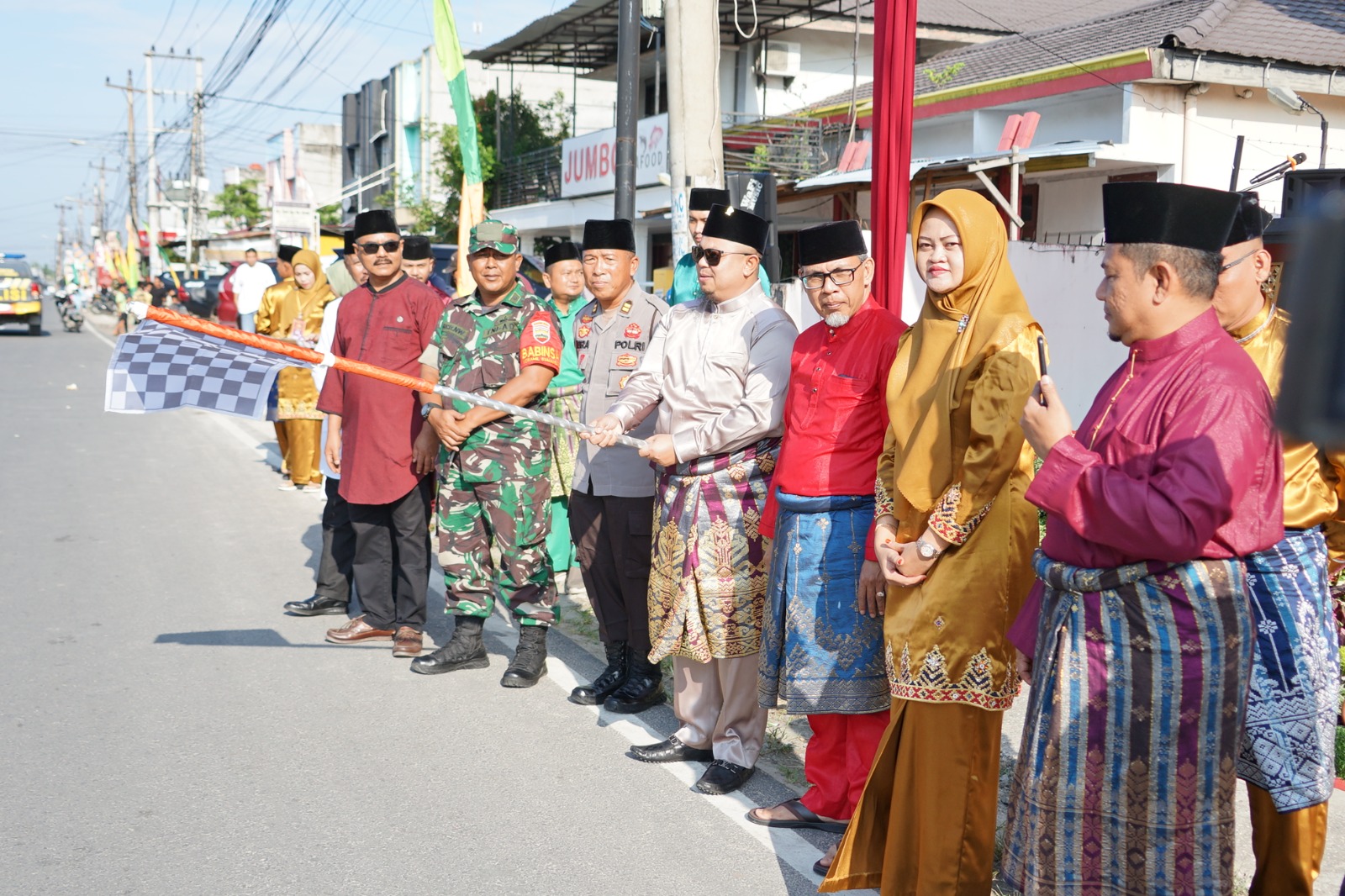 MERIAH, Camat Mandau Buka Pawai Taaruf MTQ IV Kelurahan Air Jamban 