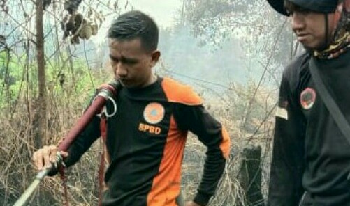 BPBD Inhil melakukan pendinginan karhutla di Kecamatan Gaung. F : M DION RINALDI