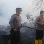 KAPOLRES Dumai dan Kabag Ops Pimpin Pemadaman Karhutla di Gurun Panjang