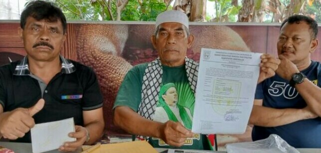 Haji Selamat Simamora (tengah) didampingi Muhammad Syaifuddin ST (kanan) dan Amrizal (kiri). F : IST