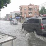 JALAN KH Ahmad Dahlan Pekanbaru Tergenang Banjir, Pengendara Putar Arah