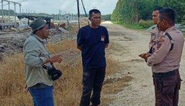 Tim BBKSDA Riau berkoordinasi dengan Security PT AA terkait kemunculan harimau sumatera.(foto: tribunpekanbaru.com)