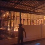 PENGADILAN Terbakar, Damkar Rohil Berjibaku Padamkan Api