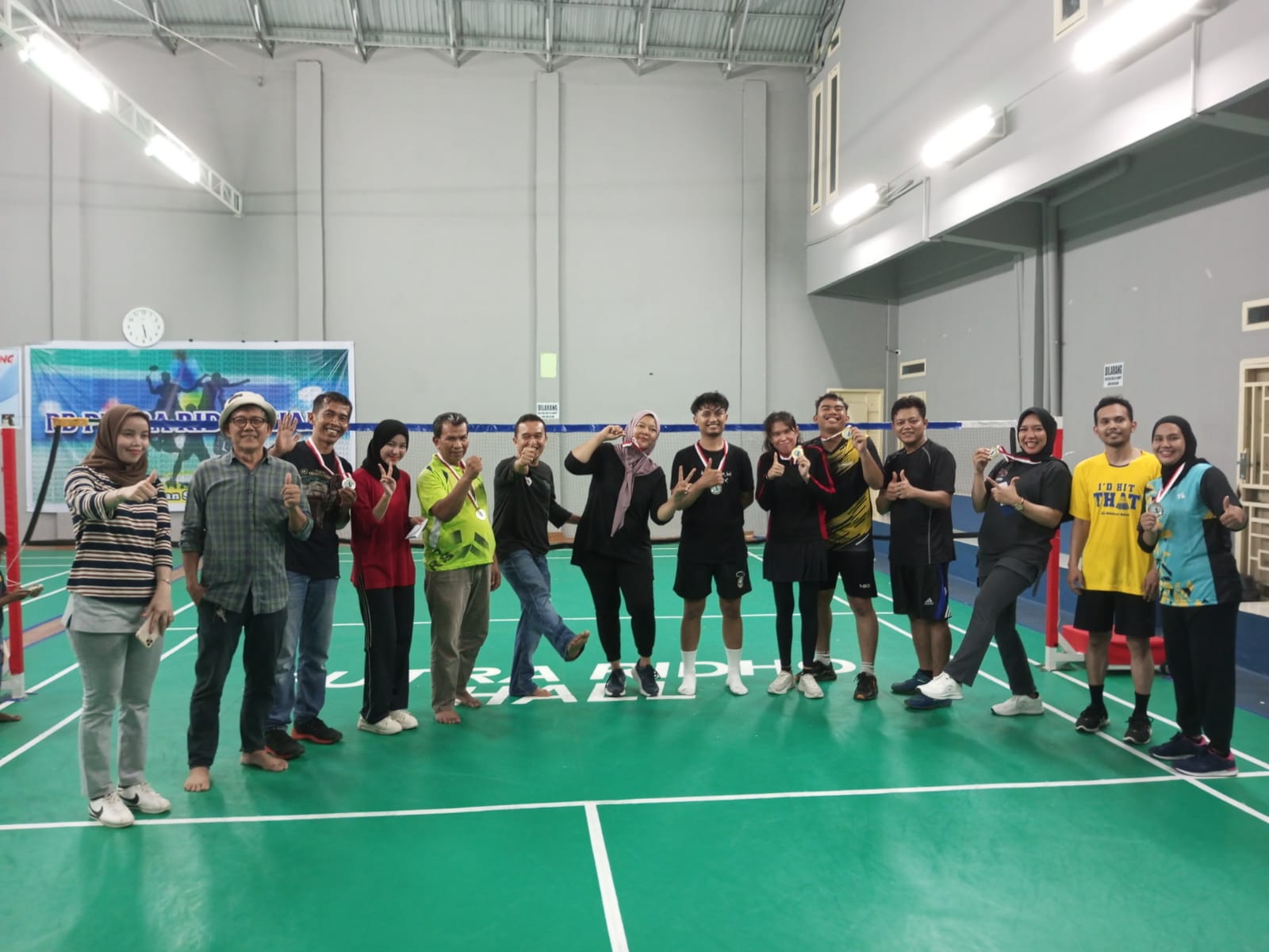 Para pemain Oseana Badminton Eksebisi usai bertanding. F : YUSRIZAL