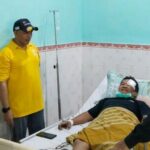 PENYERANGAN WARTAWAN : Polres Rohul membesuk Argusyandra, wartawan korban penyerangan OTK. F : IST