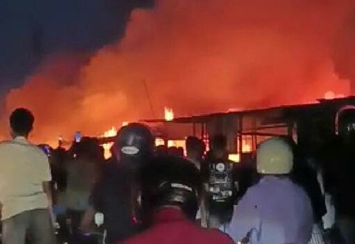 Kebakaran hebat di Kubang Pekanbaru, terlihat api dan asap membubung ke angkasa. F : RIAUPOS