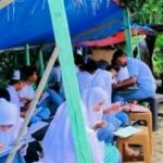 Siswa SMA di Rohul Riau menumpang belajar di kantin warga akibat sekolah banjir. F : CAKAPLAH