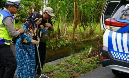 SATGAS Kamseltibcarlantas Polres Bengkalis membantu warga menyeberang jalan. F: IST