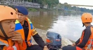 Tim SAR mencari bocah tenggelam di Sungai Siak Pekanbaru. F : riauterkini
